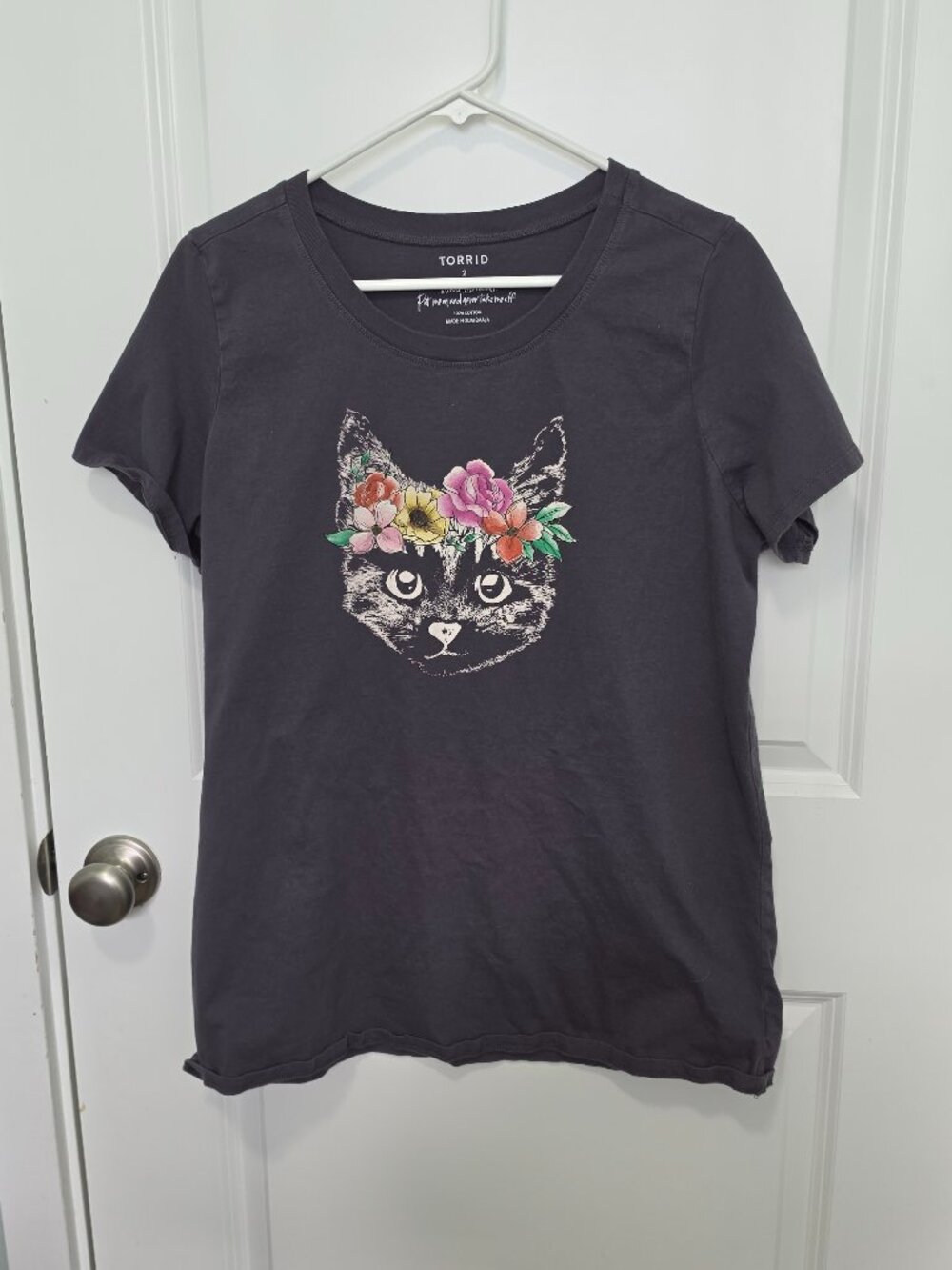 Torrid Cat T-Shirt- Gray Flower- Size 2 (2X)
